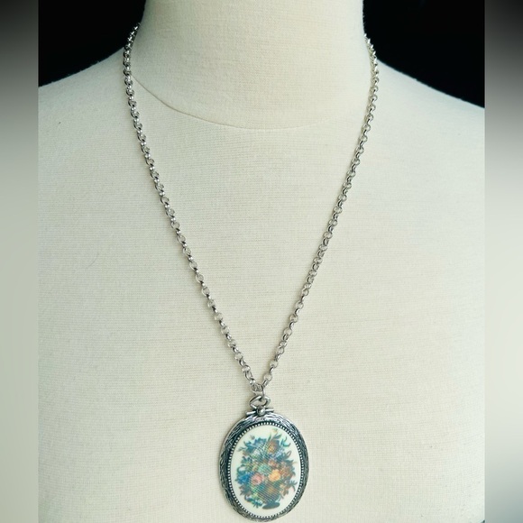 Sarah Coventry Jewelry - VINTAGE SARAH COVENTRY pendant necklace Silver tone chain Floral cabochon